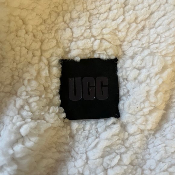 UGG Oversize High Pile Fleece Scarf - Picture 3 of 5